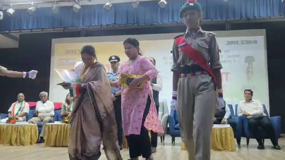 family members of martyrs were felicitated at Veerangna Samman ceremony in Agra
