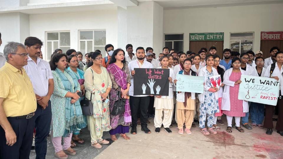 Anger among doctors and medical students of Firozabad over misdeeds and murder of trainee doctor in Kolkata
