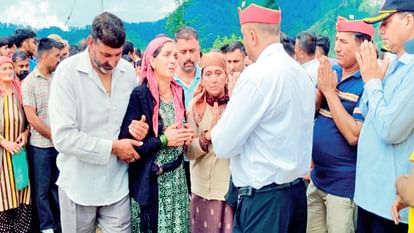 Grandmother and mother reached the crematorium barefoot to  bid adieu to martyred Praveen Sharma