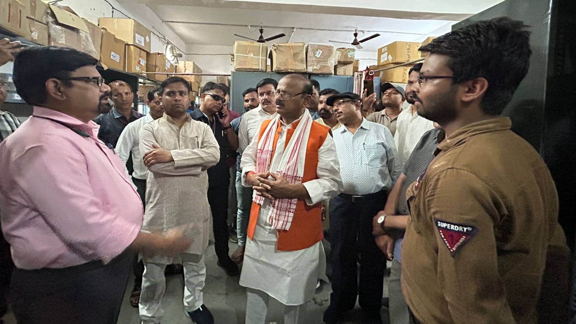 निरीक्षण करते हुए मंत्री सहित अन्य लोग