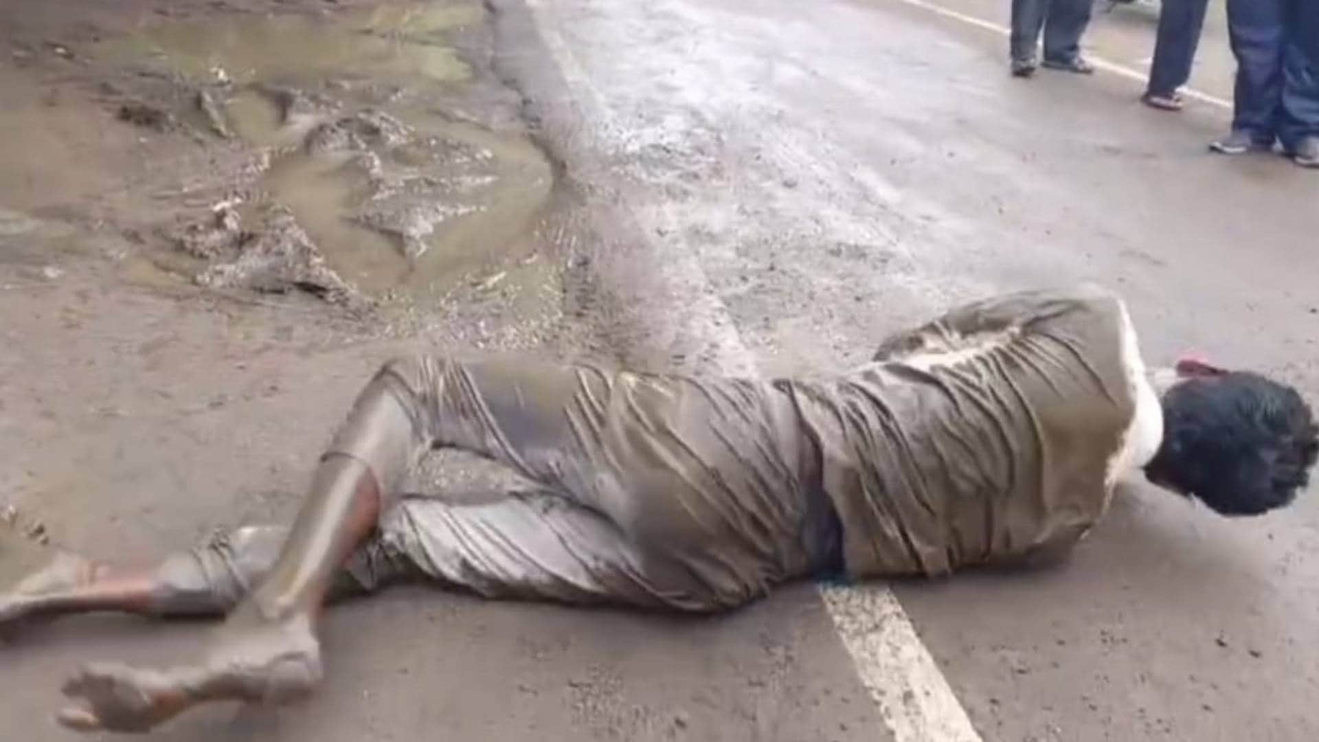 Khandwa farmer reached to meet collector rolling on muddy road Photo