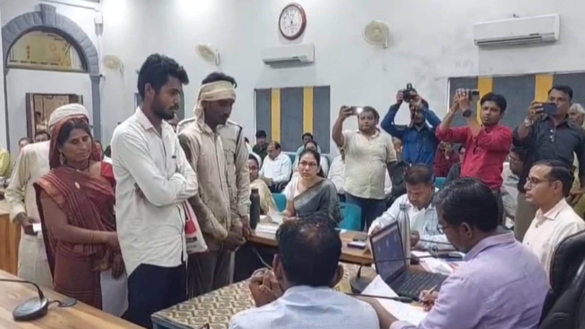 Khandwa farmer reached to meet collector rolling on muddy road Photo