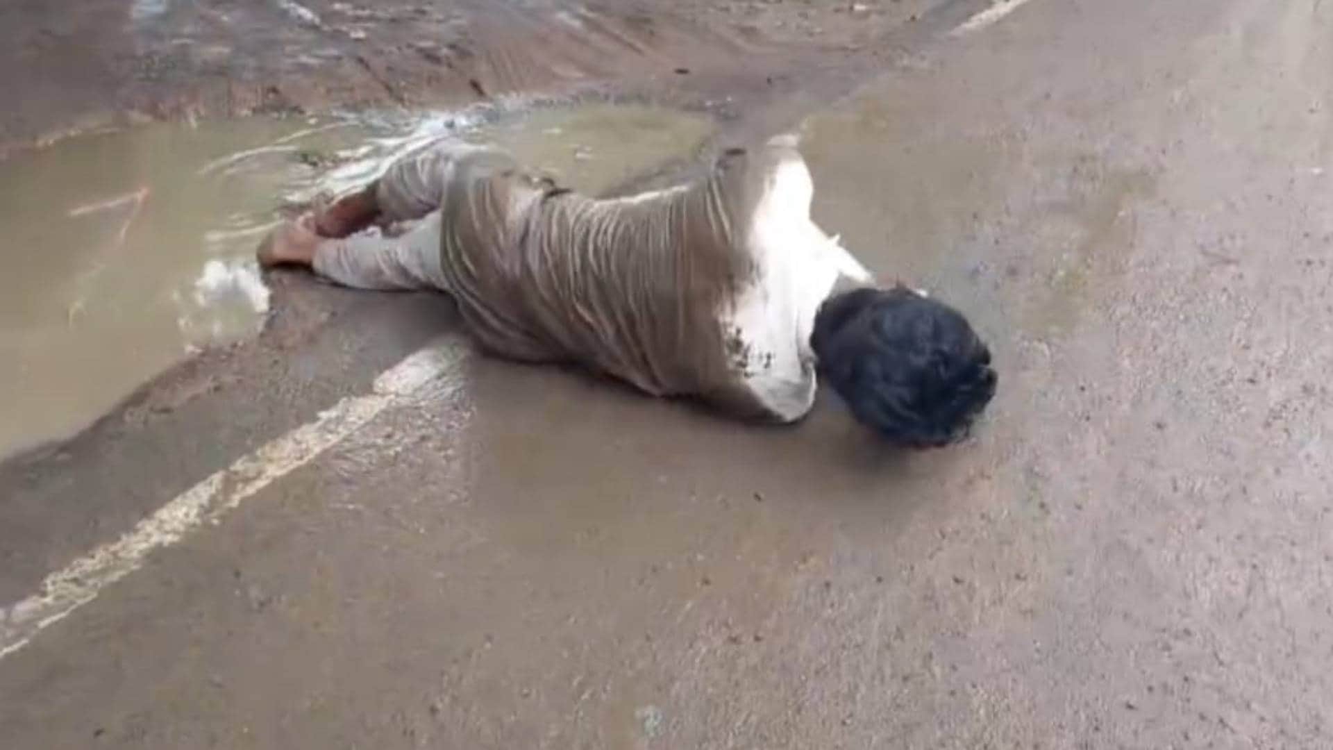 Khandwa farmer reached to meet collector rolling on muddy road Photo