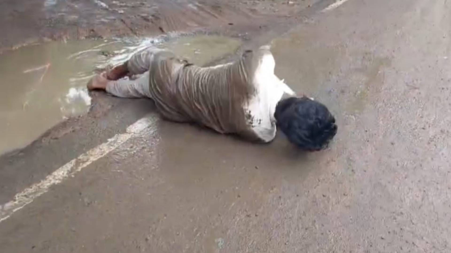Khandwa farmer reached to meet collector rolling on muddy road Photo