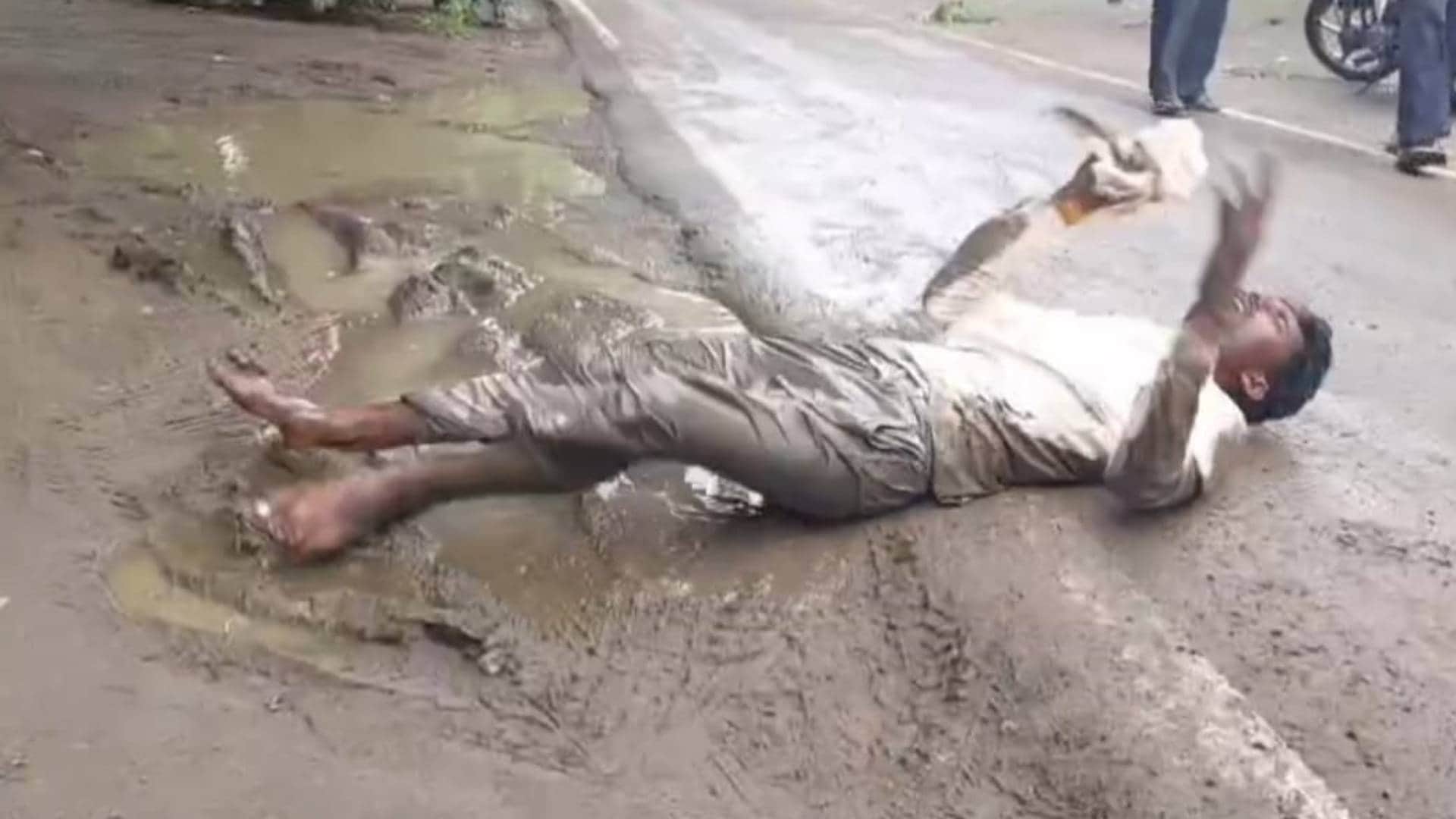 Khandwa farmer reached to meet collector rolling on muddy road Photo