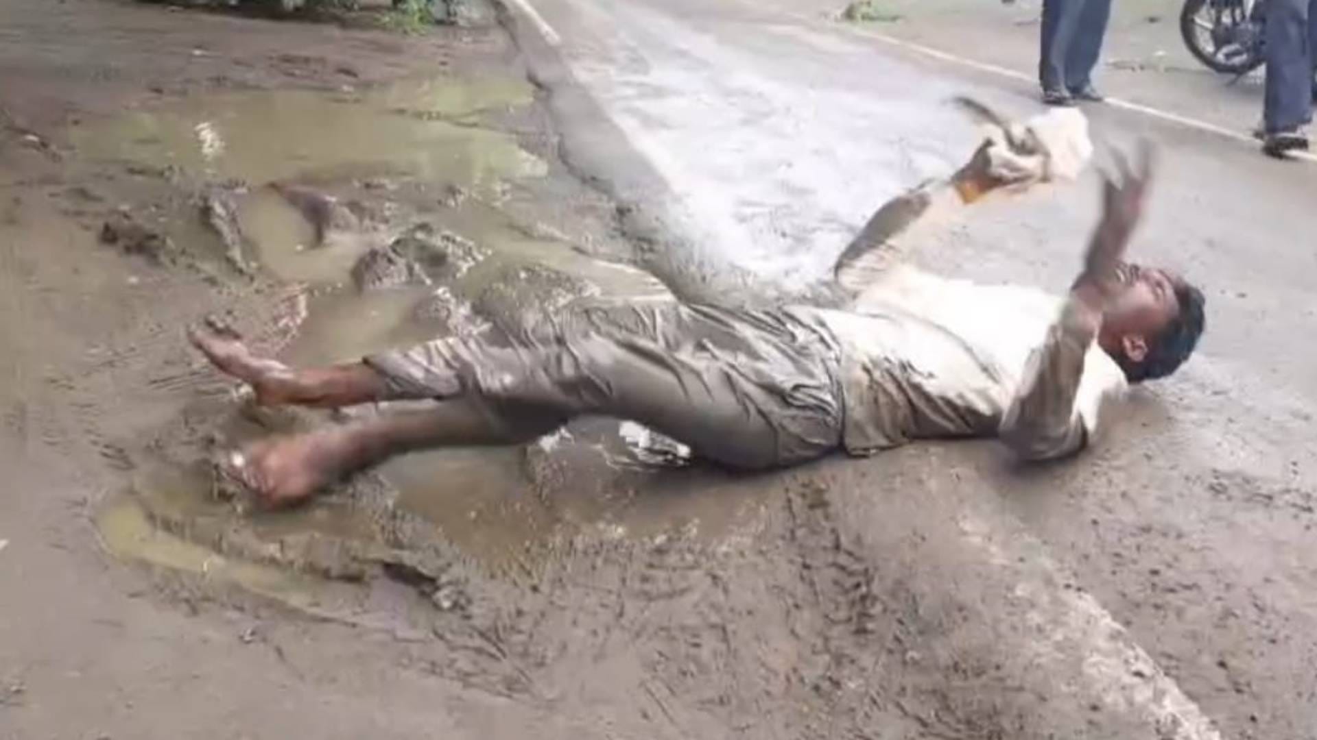Khandwa farmer reached to meet collector rolling on muddy road Photo