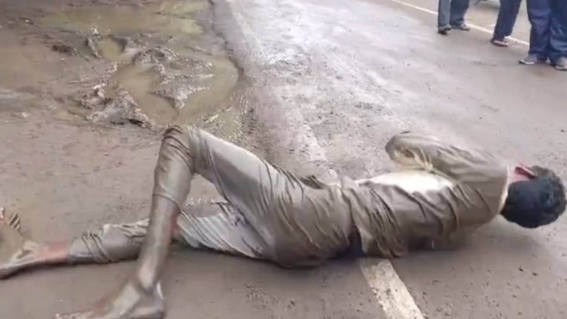 Khandwa farmer reached to meet collector rolling on muddy road Photo