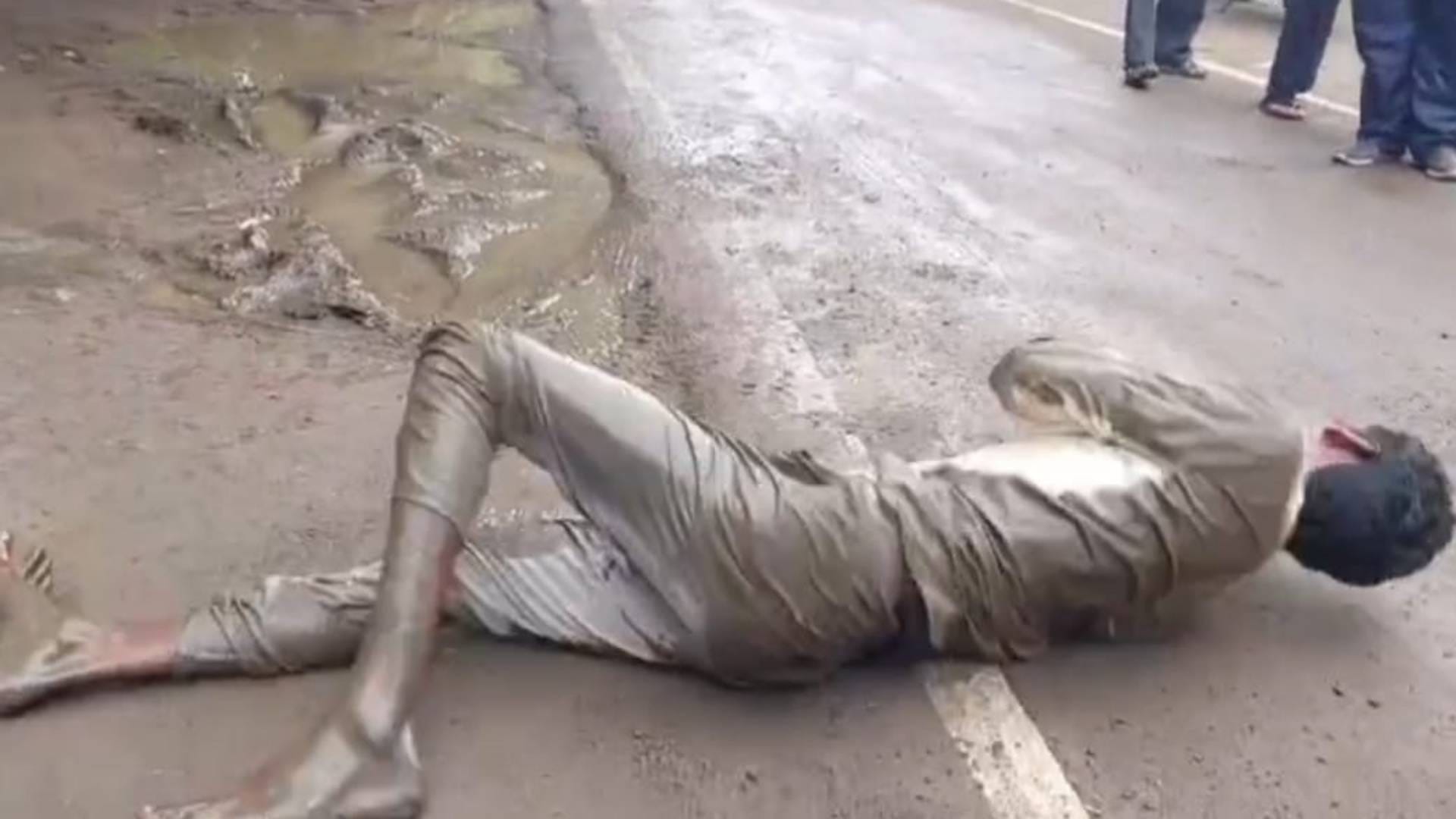 Khandwa farmer reached to meet collector rolling on muddy road Photo