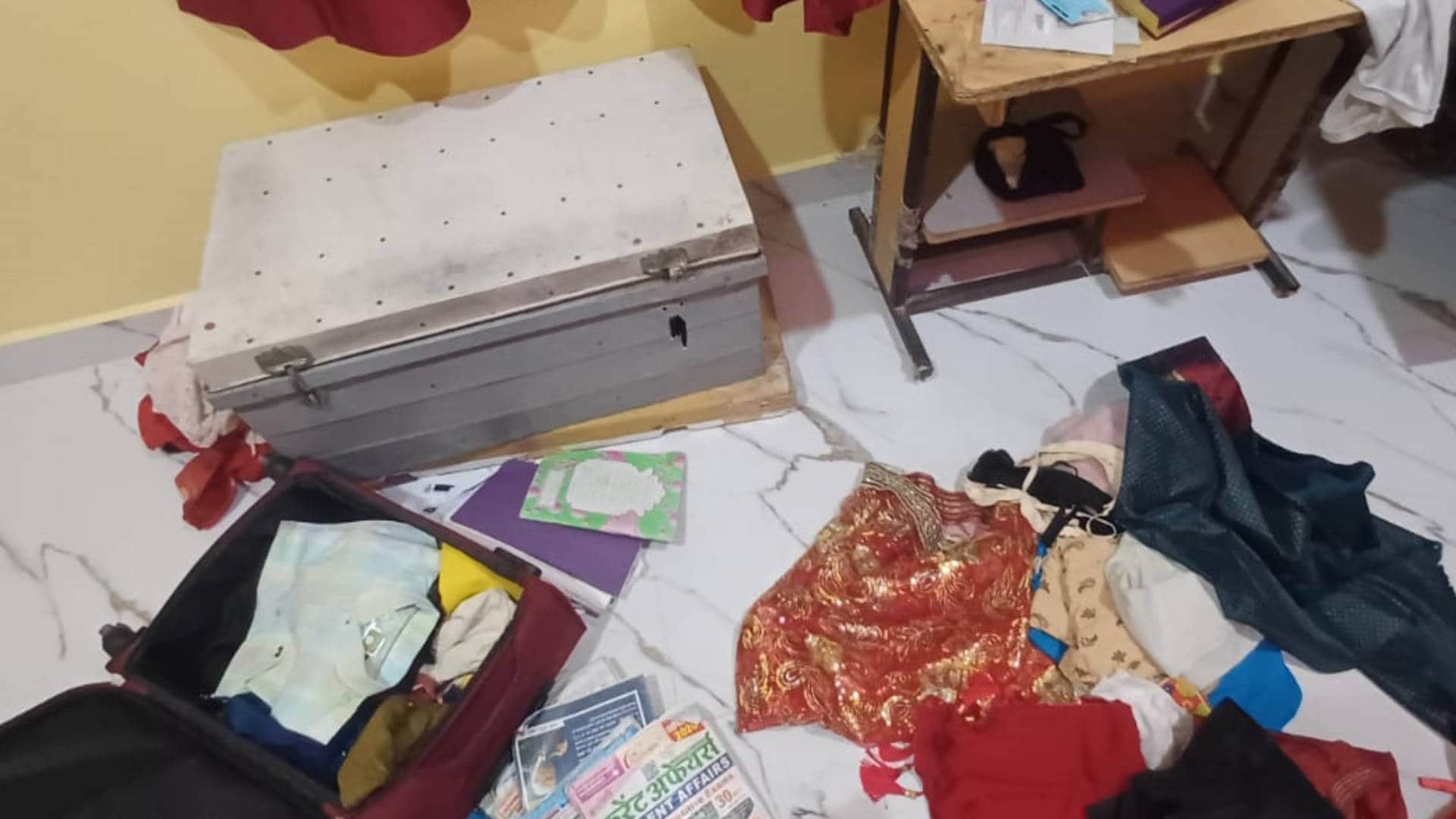 घर में बिखरा पड़ा सामान