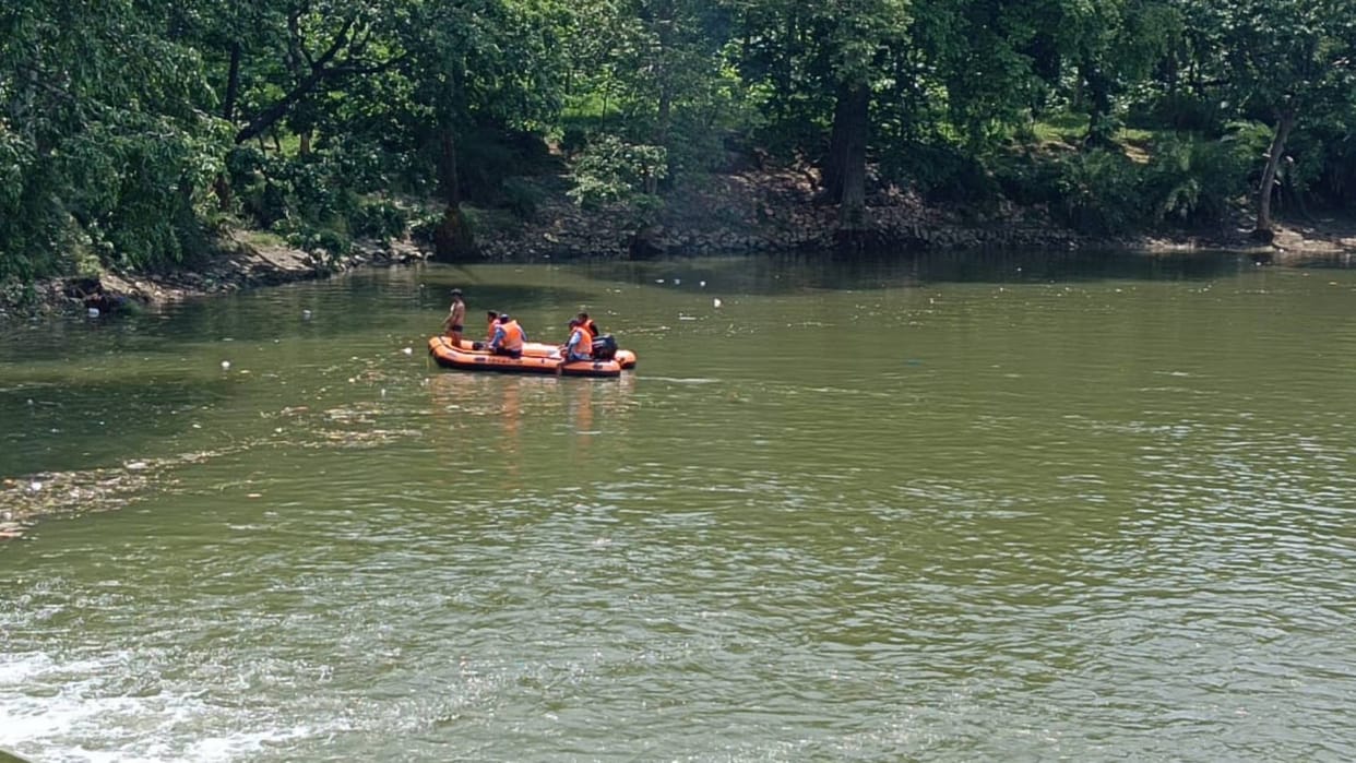 MP News search for boy who drowned in Kundeshwar Dham Kund in Tikamgarh continues even after 26 hours
