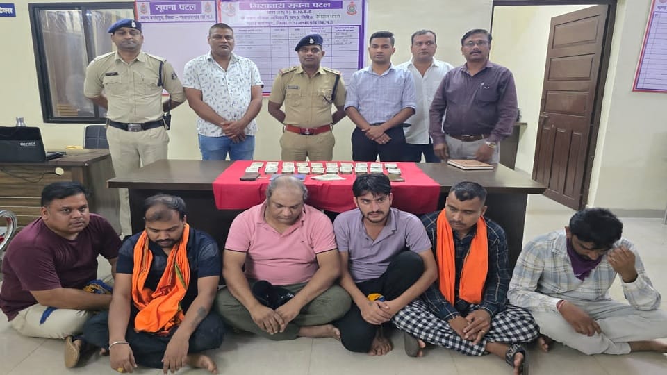 Chhattisgarh News Police caught six gamblers in Rajnandgaon for playing gambling in Councilor's House