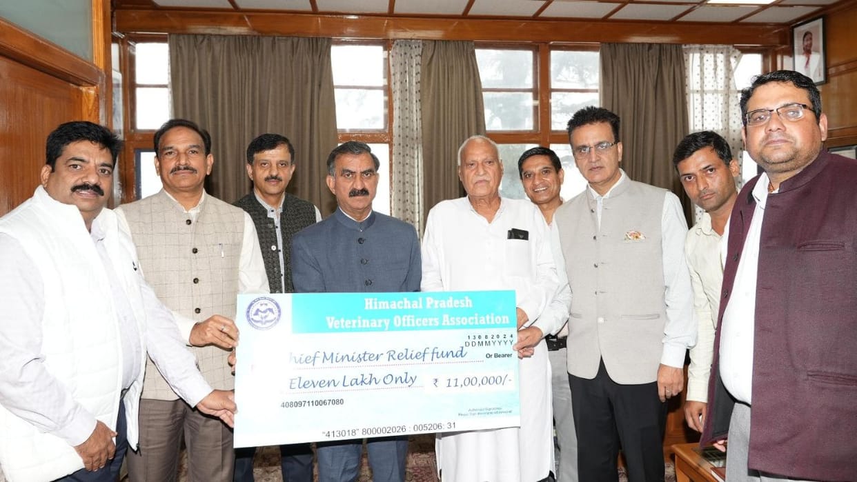 Himachal News Pashu Chikitsak Sangh donated 11 lakhs to CM Relief Fund