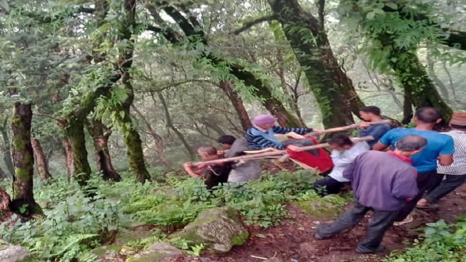Villagers walked 12 kilometers to take the elderly to the hospital in pithoragarh