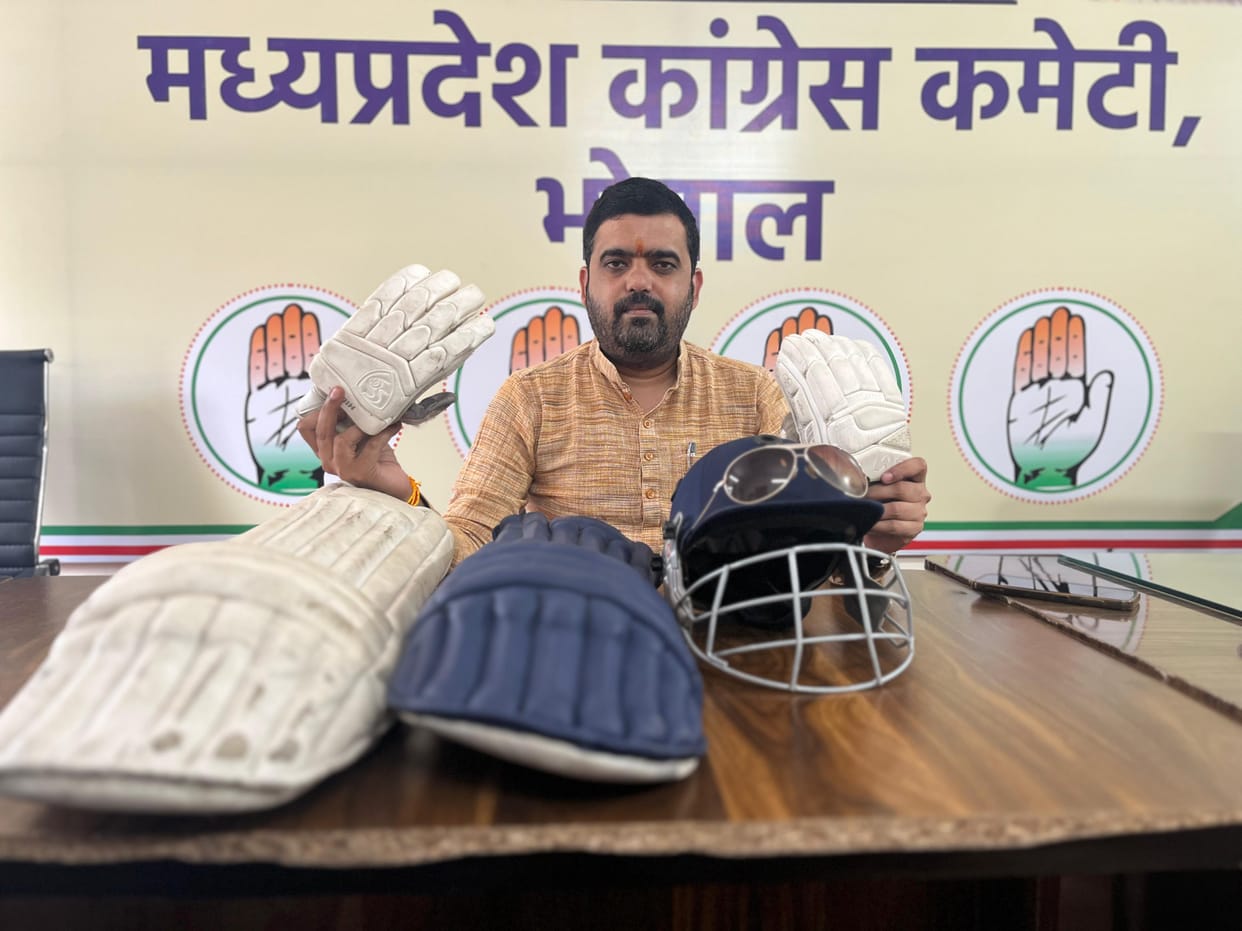 Regarding the bad roads of Bhopal, Congress will present helmets and pads to Minister Kashyap for walking on t