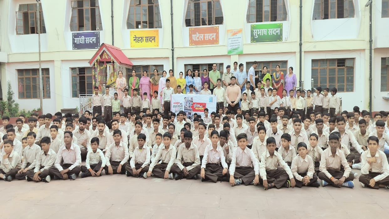 amar ujala foundation police ki pathshala: SP Hamirpur shared knowledge with the students on the ill effects o