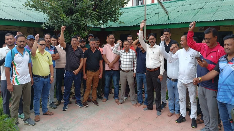 Ministerial employees of Education Department left work in pithoragarh