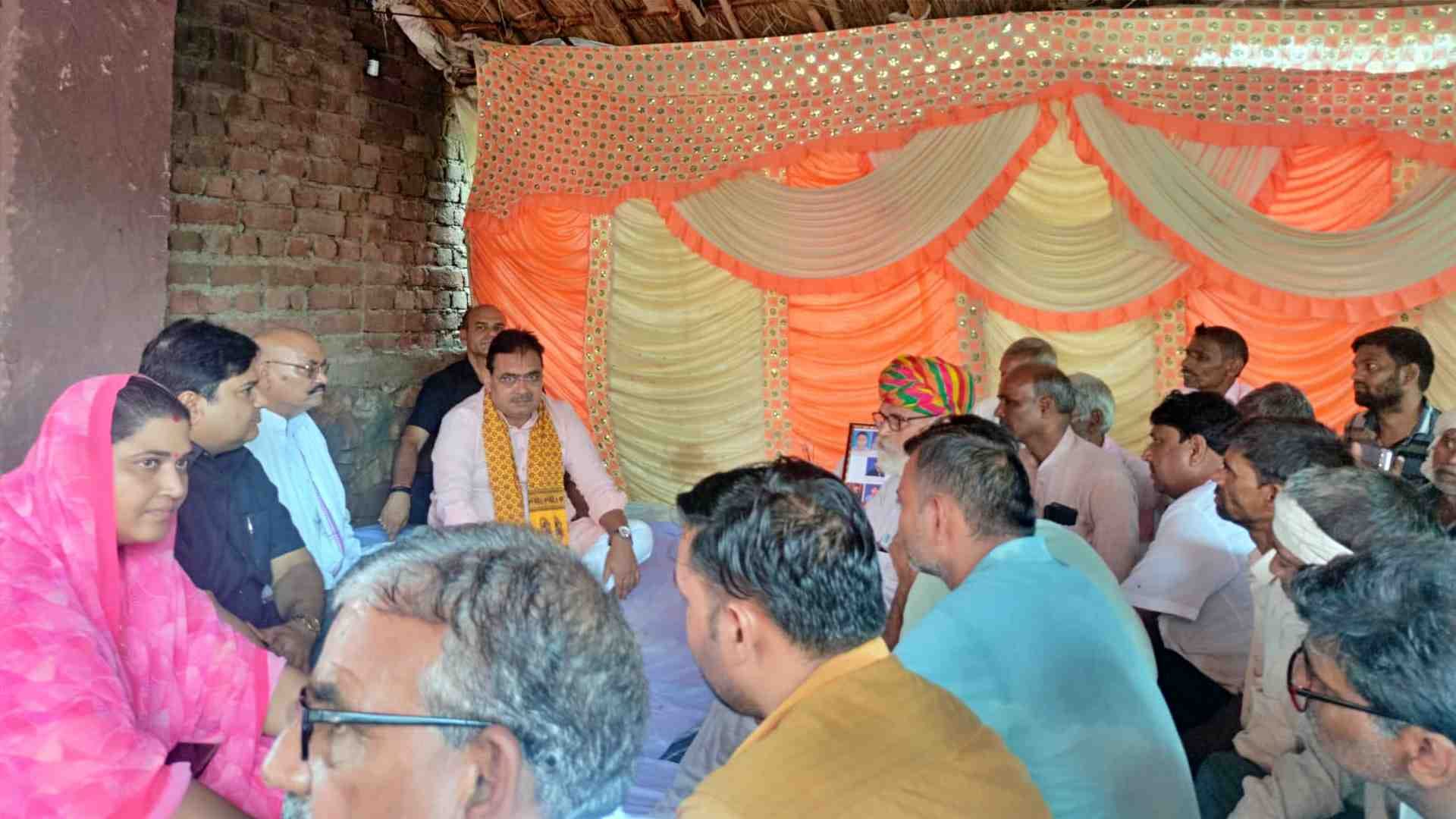 श्रीनगर गांव पहुंचे मुख्यमंत्री भजनलाल शर्मा।
