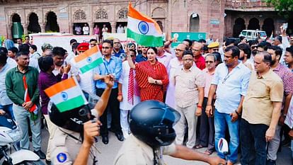 Jaipur News: उपमुख्यमंत्री ने 'हर घर तिरंगा' रैली को दिखाई हरी झंडी, राष्ट्र प्रेम और नशा मुक्ति का दिया संदेश Jaipur News: Deputy Chief Minister Diya Kumari flagged off the 'Har Ghar Tiranga' rally