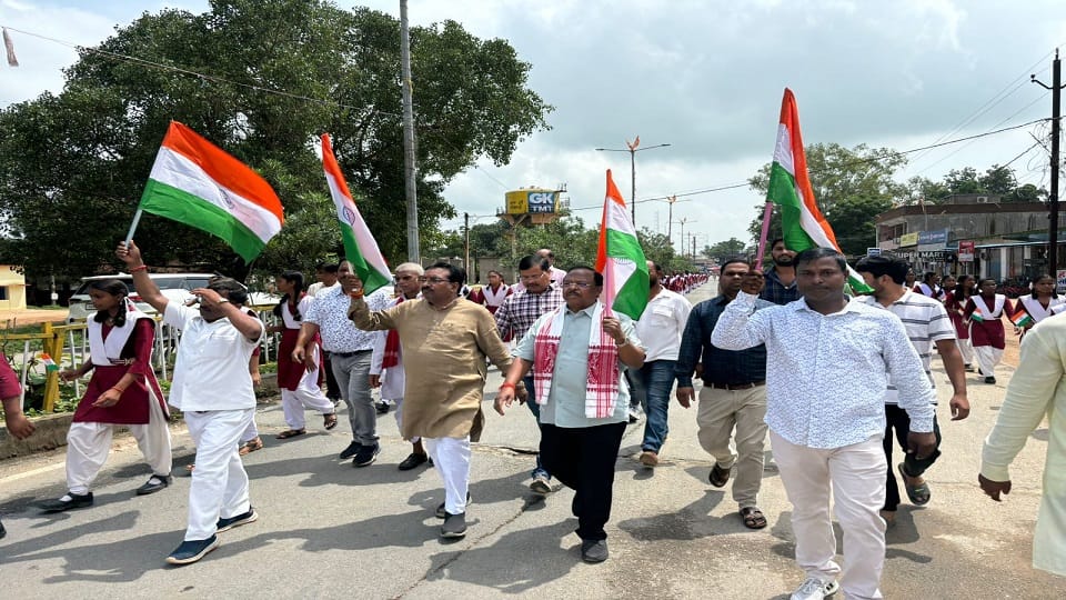 Minister Ram Vichar Netam participated in Tiranga Yatra walked for two kilometers in Balrampur Ramanujganj