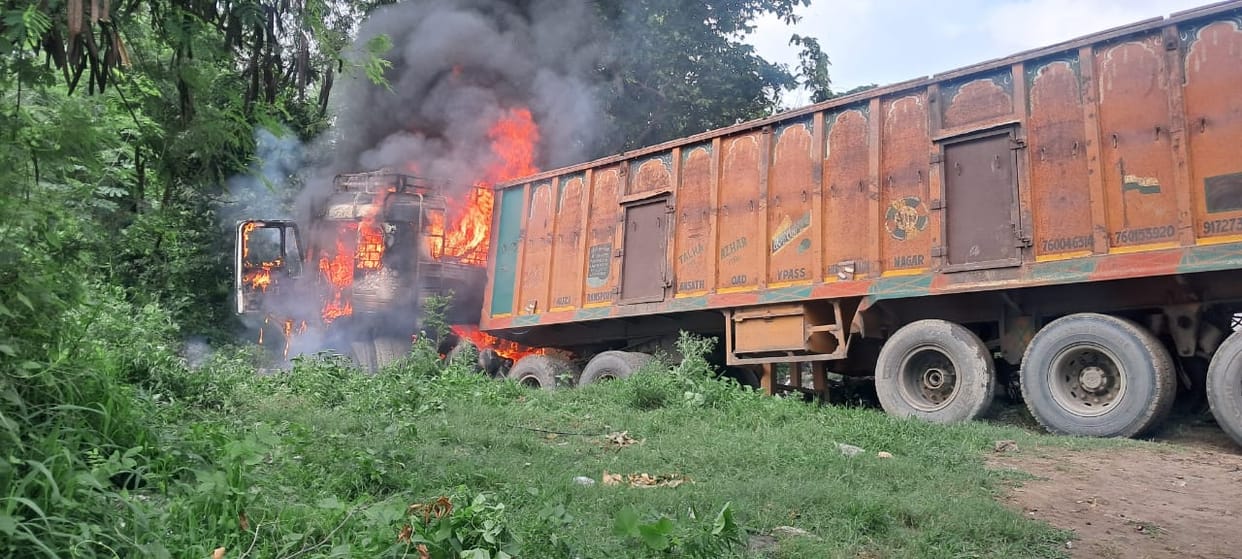 Muzaffarnagar: Truck lost control and hit a pole, police couple caught in a massive fire, burnt alive