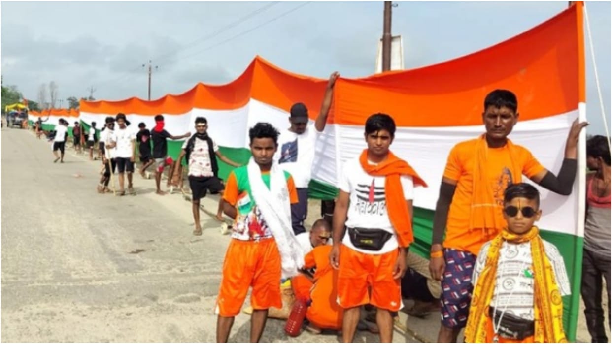 Kanwariyas set out with Gangajal along with 101 feet long tricolor in budaun