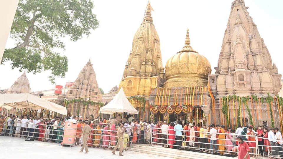 Crowd of devotees gathered at Shri Kashi Vishwanath Dham on the fourth Monday of Sawan
