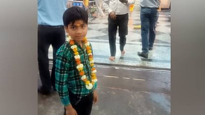 दर्दनाक: मां-बाप की आंखों के सामने वाहन ने कुचल दिया; हाथों में इकलौते बेटे ने तोड़ा दम... तो बिलख पड़े दंपती 10-year-old boy died after being hit by speeding vehicle in front of his parents in Agra