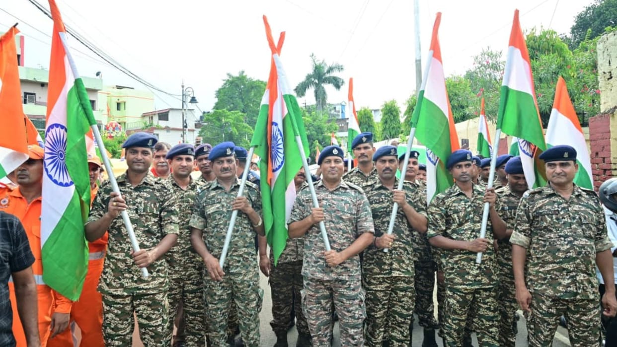 Independence Day 2024 CRPF jawans started Har Ghar Tiranga program by cleaning Sarangnath temple