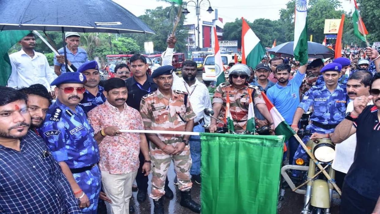 Maa Tujhe Pranam: Celebration of Independence... A three km long caravan carrying the Tricolor gathered on the