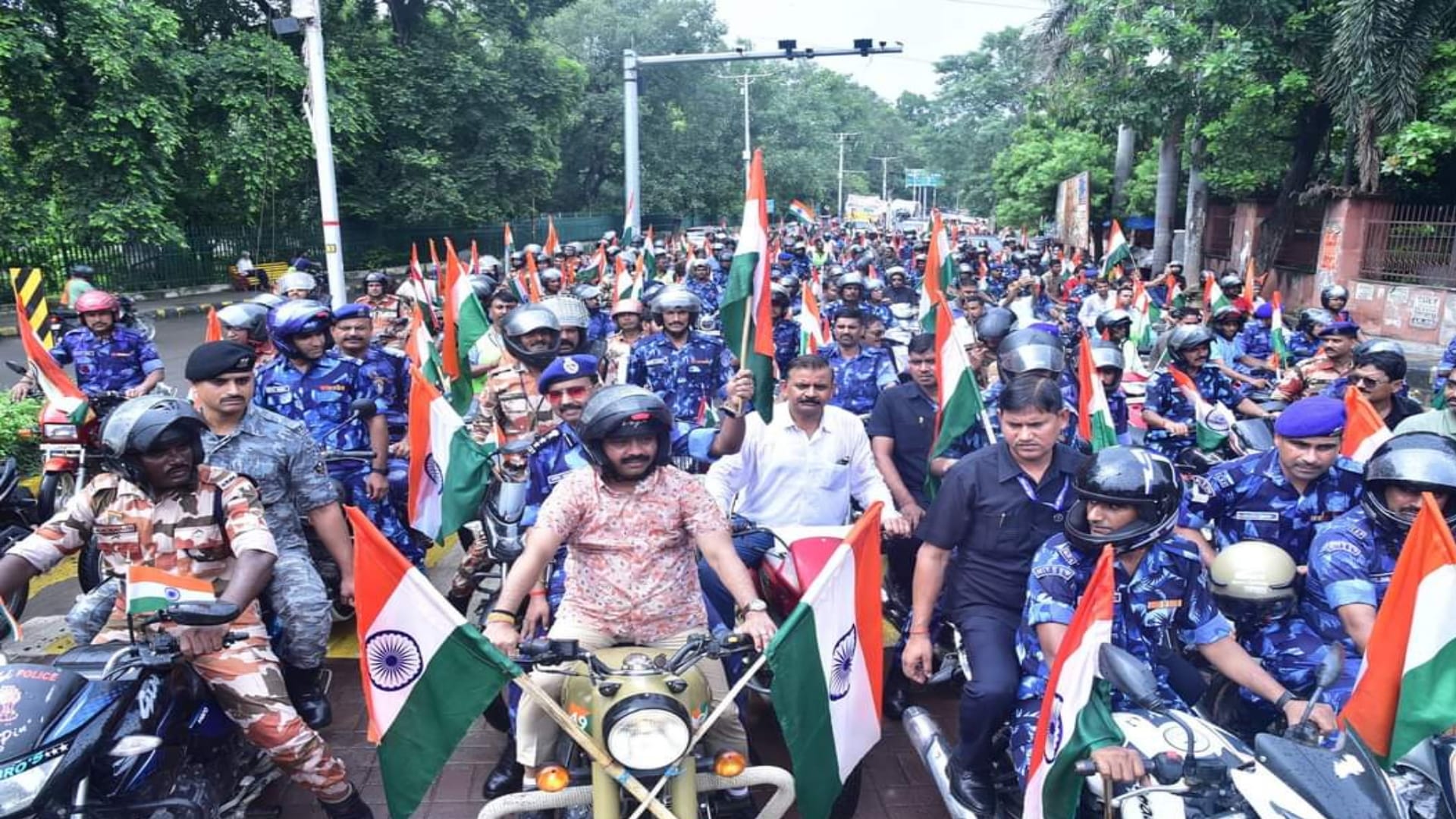 Maa Tujhe Pranam: Celebration of Independence... A three km long caravan carrying the Tricolor gathered on the