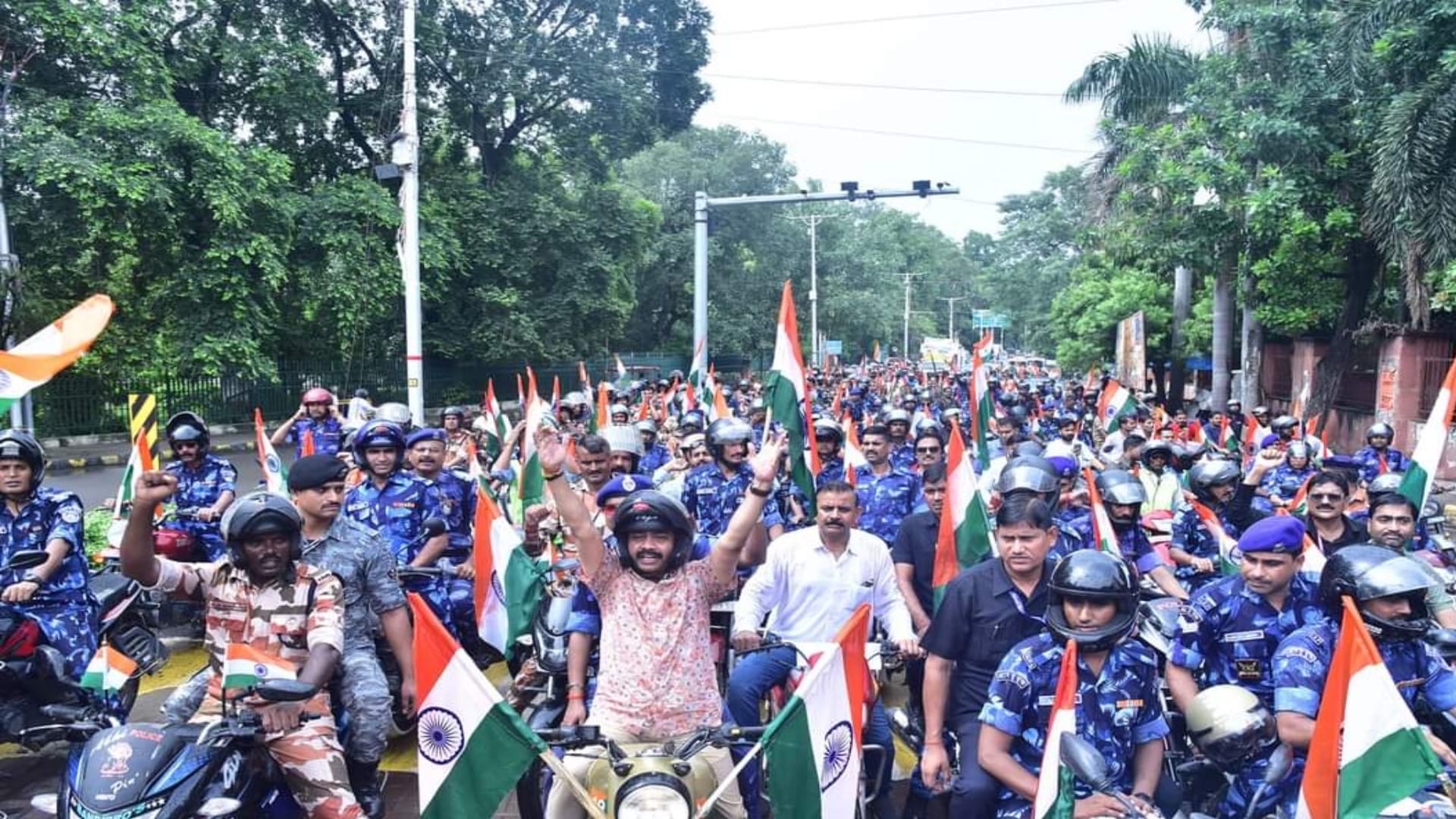 Maa Tujhe Pranam: Celebration of Independence... A three km long caravan carrying the Tricolor gathered on the