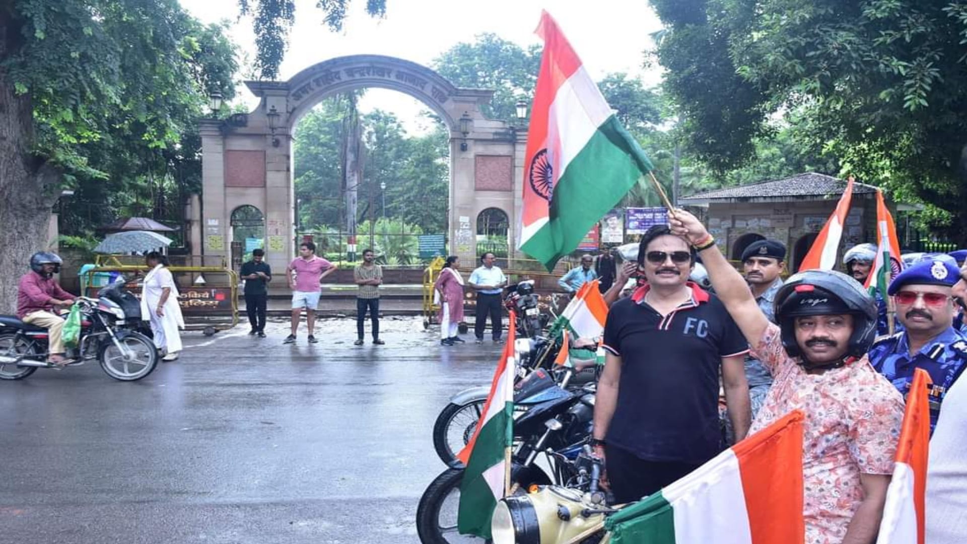 Maa Tujhe Pranam: Celebration of Independence... A three km long caravan carrying the Tricolor gathered on the