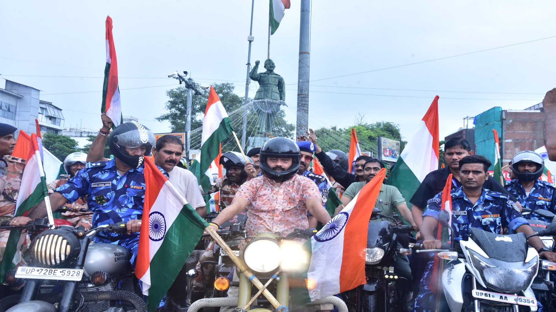 Maa Tujhe Pranam: Celebration of Independence... A three km long caravan carrying the Tricolor gathered on the