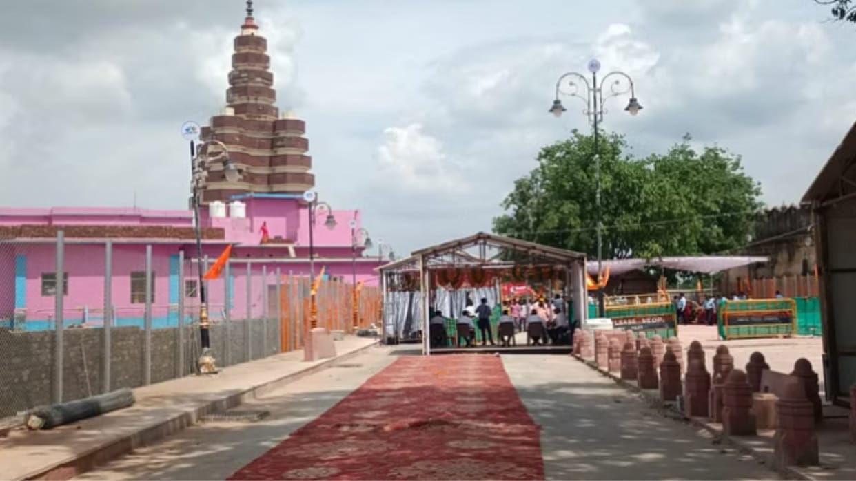 Ayodhya: Lights of Rampath and Bhaktipath are stolen.