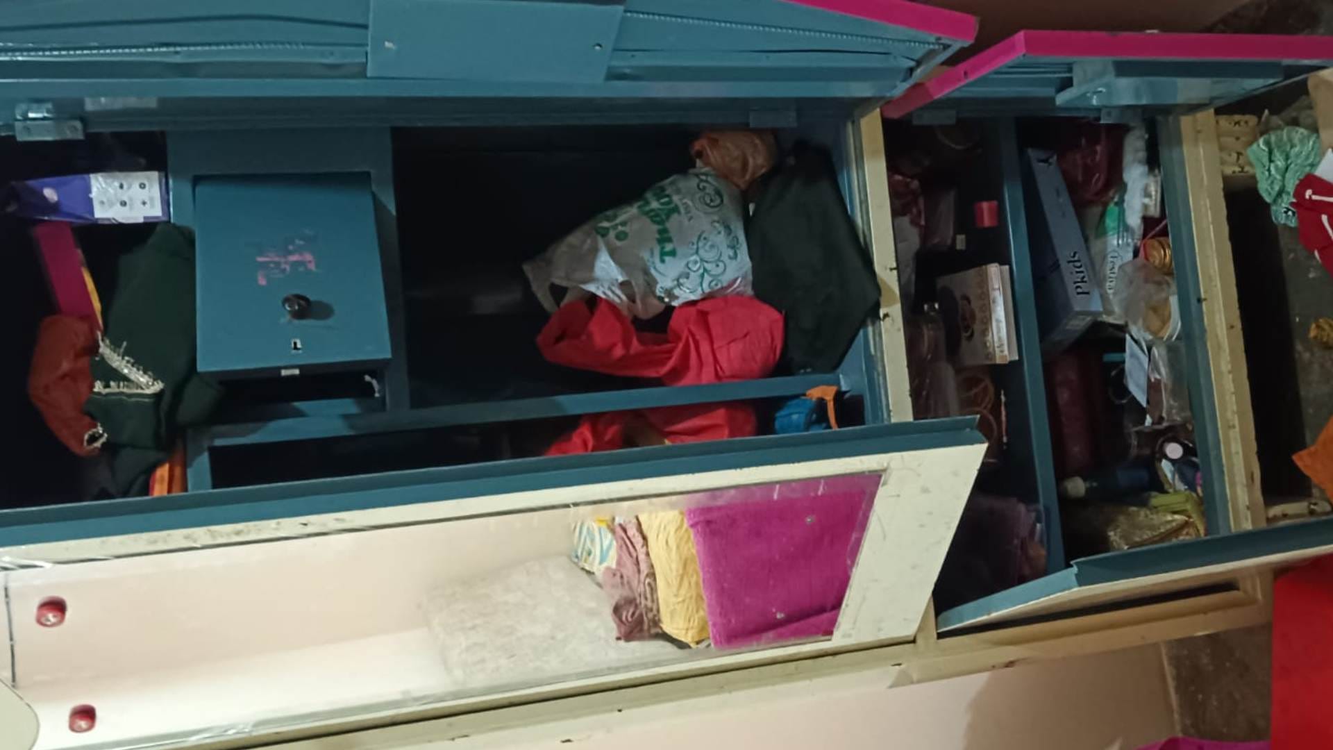 चोरी के बाद बिखरा समान