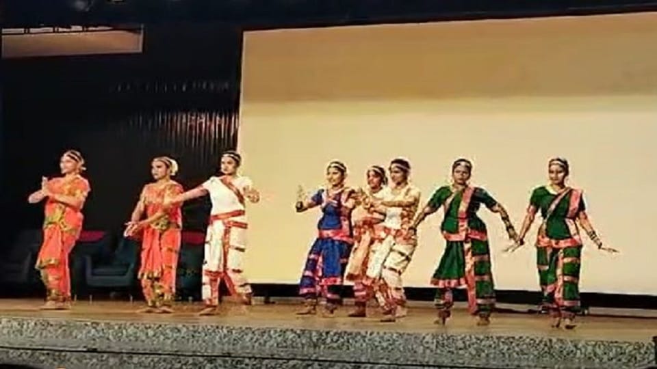 Virangana Samman Samaroh Maa Tujhe Pranam Students gave a patriotic presentation one after the other