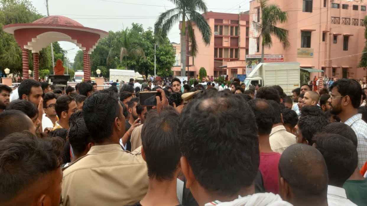 There was a fight between patients and attendants in Gorakhpur Medical College.