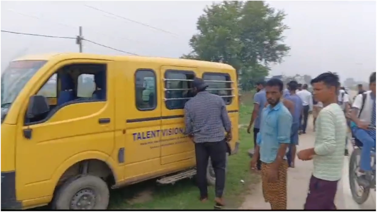 School van and dumper collide in Belipar, Gorakhpur, children injured