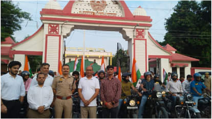 बाइक रैली को झंडा दिखाकर रवाना करने से पहले एसपी सिटी व अन्य लोगों के साथ बाइक सवार
