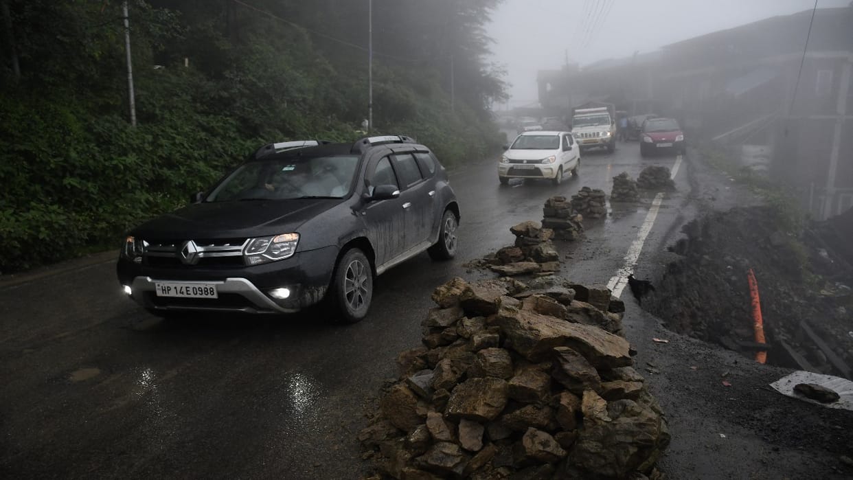 Himachal Weather: Landslides blocked many roads in the state, 209 power transformers also affected, know the w