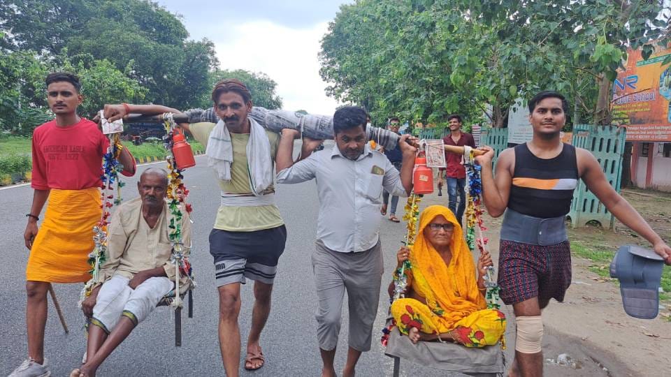 young man made his grandparents sit on his shoulders In Kasganj went out to perform Jalabhishek of Bholenath
