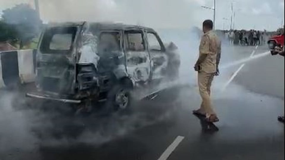 Tata Sumo caught fire while running on the highway in Etah  driver saved lives of his three children