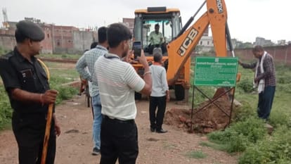 important news in one click of varanasi People protesting threatened bulldozers roared three shops