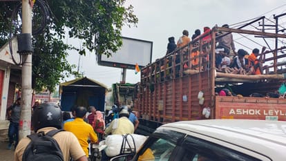 important news in one click of varanasi People protesting threatened bulldozers roared three shops