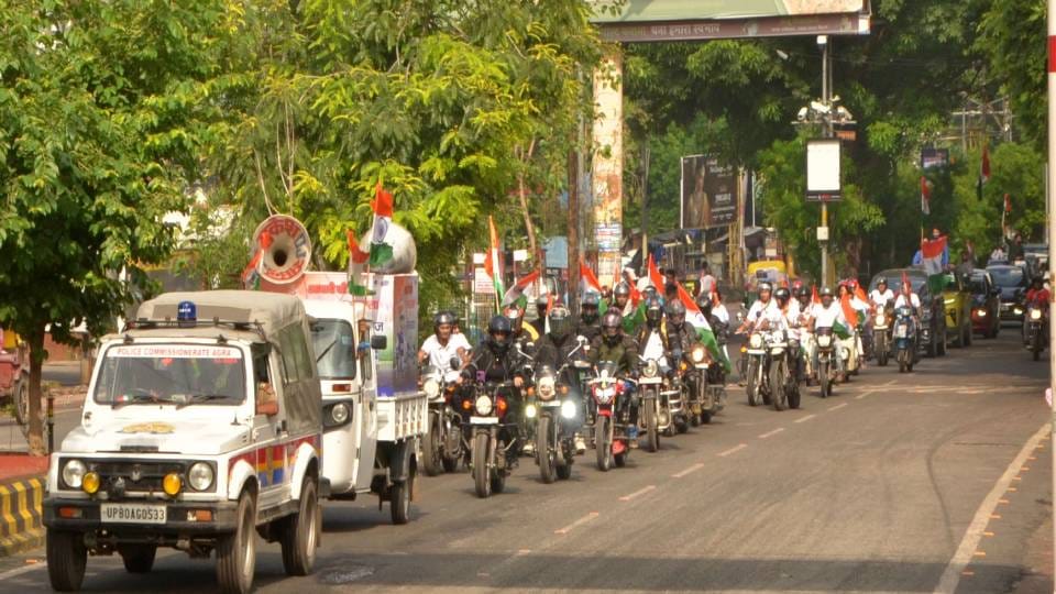 tricolor vehicle rally taken out in Agra under Amar Ujala's innovative campaign 'Maa Tujhe Pranam'