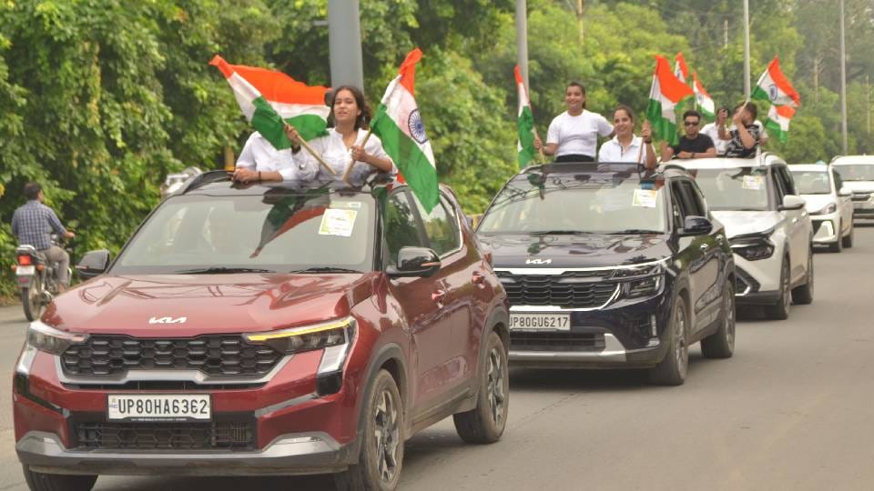 tricolor vehicle rally taken out in Agra under Amar Ujala's innovative campaign 'Maa Tujhe Pranam'