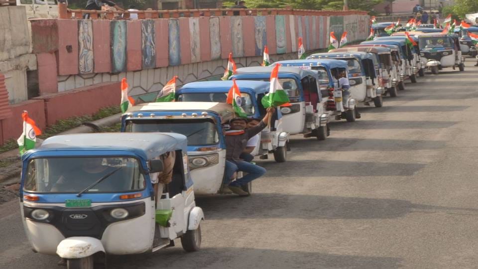 tricolor vehicle rally taken out in Agra under Amar Ujala's innovative campaign 'Maa Tujhe Pranam'