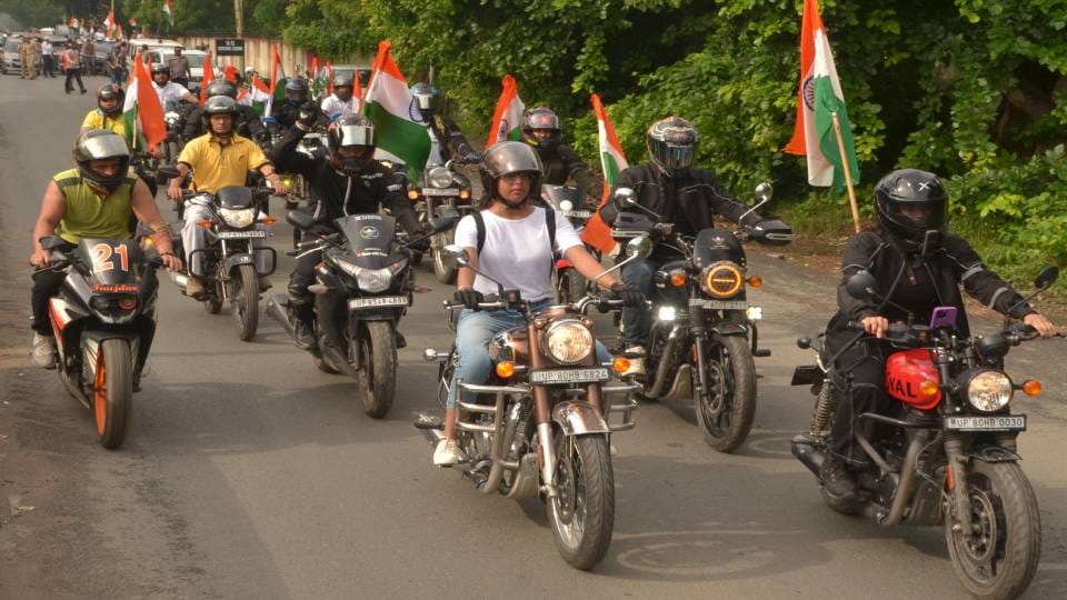 tricolor vehicle rally taken out in Agra under Amar Ujala's innovative campaign 'Maa Tujhe Pranam'