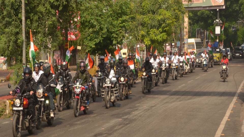 tricolor vehicle rally taken out in Agra under Amar Ujala's innovative campaign 'Maa Tujhe Pranam'