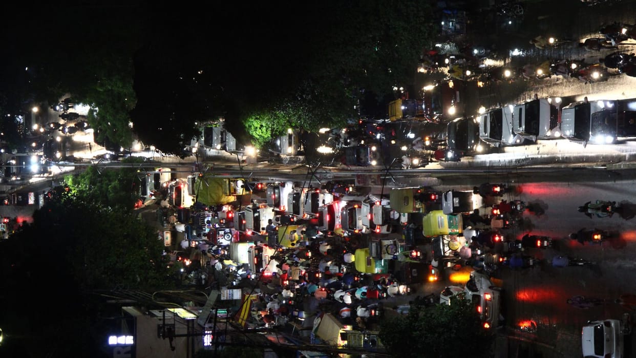 Manduadih Lahartara Traffic jammed for four hours due to one lane closed to remove encroachment